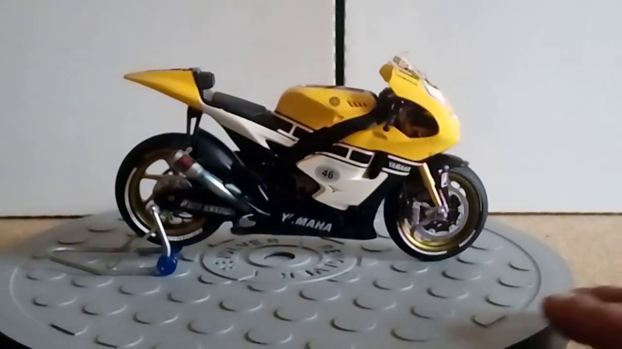 Valentino Rossi goodwood maquette moto 1/12 éme - YouTube