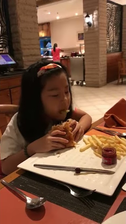 Loli Style of Eating Burger - Cheng