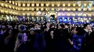 Ambiente en la Plaza Mayor de Salamanca en el concierto de la Nochevieja Universitaria