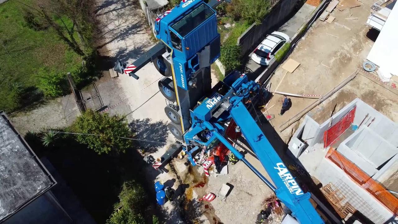 Pordenone, gru si rovescia e il braccio crolla sul tetto di una casa: il video con il drone