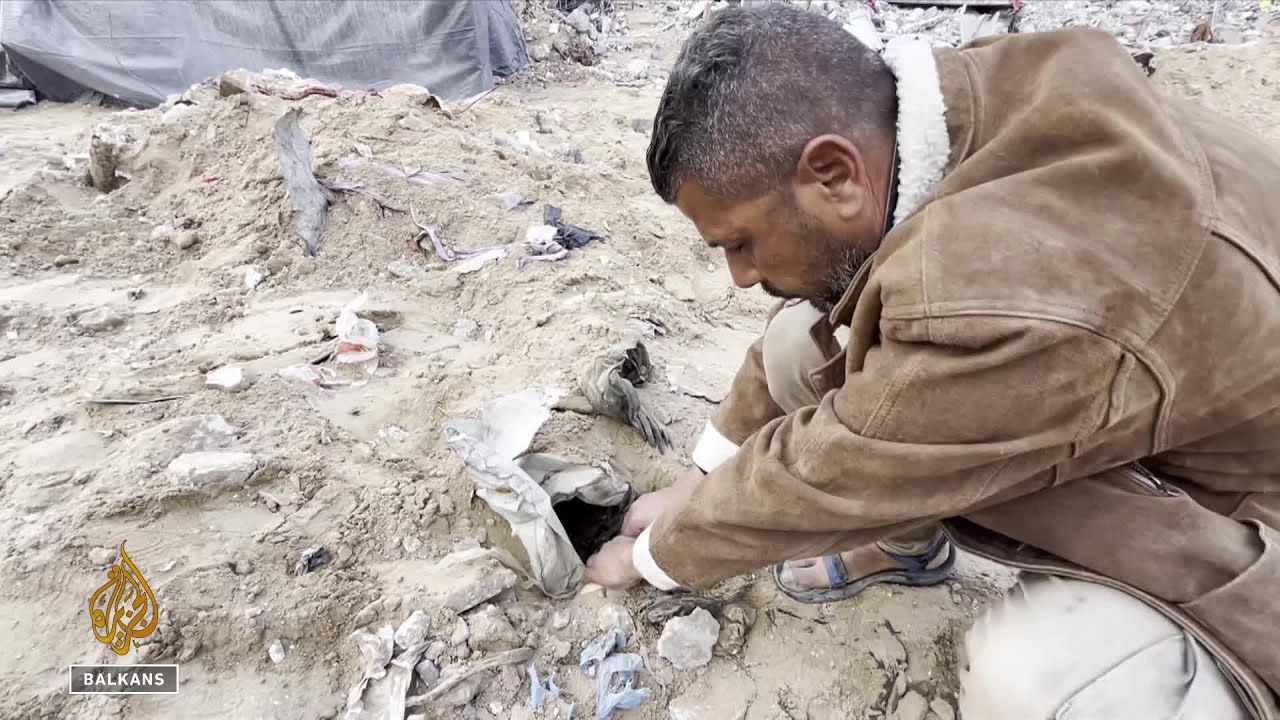 يبحث الفلسطينيون بأيديهم العارية عن جثث القتلى الذين سقطوا تحت الأنقاض