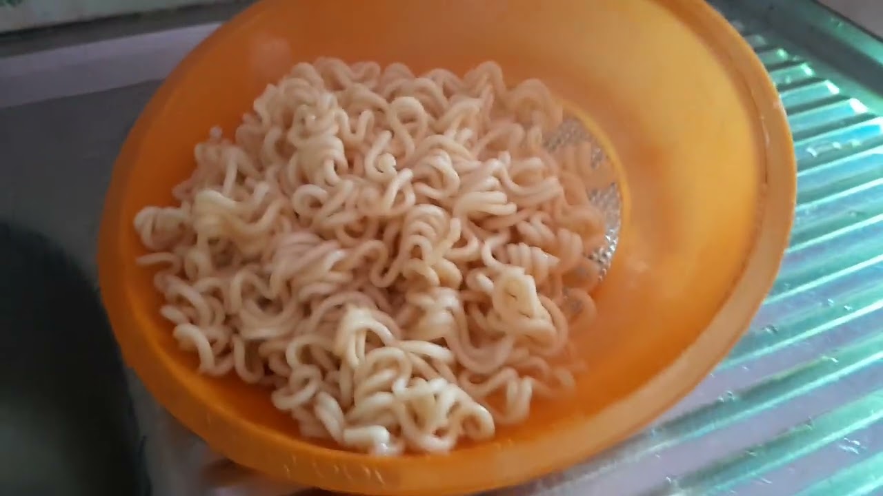 আমি আর আমার বোন ঝাল নুডুলস রামেন ট্রাই করলাম 