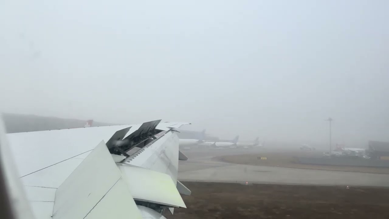 Air Canada Boeing 777 landing through thick foggy conditions - Zürich airport
