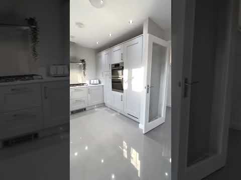 Vídeo: Interiores de cozinha em um apartamento e uma casa particular: ideias, fotos