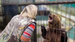 Оксана Олеговна вошла в вольер угостить медведя и ВОТ ЧТО ВЫШЛО.