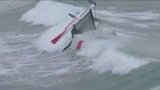 Insolite : Hobie Cat en surf dans les vagues de la Torche en Bretagne