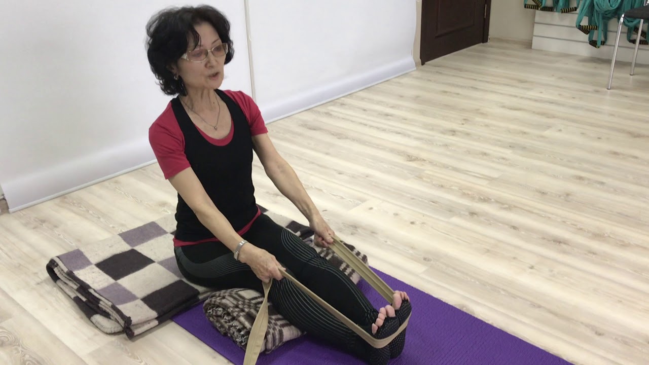 Выполнение пашчимоттанасаны для людей старшего возраста,йога центр Гаятри, Алматы, Казахстан