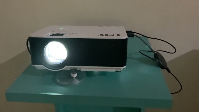 El proyector portátil que parece un altavoz Bluetooth tiene este cuponazo  en  para ver películas al aire libre en verano