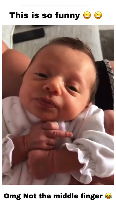Bayi lucu mengacungkan jari tengah #shorts