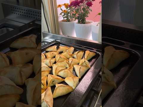 فطاير سبانخ رح تلاقو الفيديو كامل مع المقادير بالصفحة ما تنسوا تتابعوني 