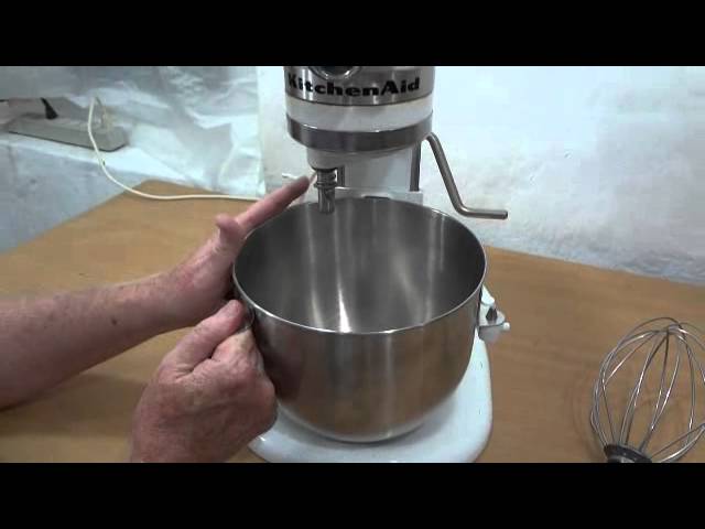 Kitchenaid K5SS Heavy Duty Stand Mixer With All Attachments. 