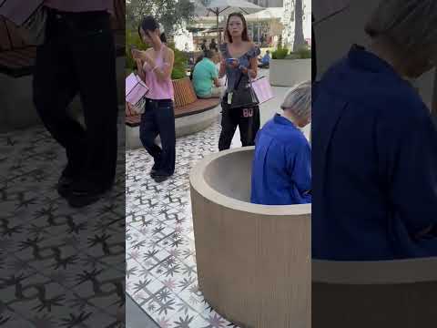 گشتی در حالی وود بولوار فروشگاه ها و دست فروش ها  