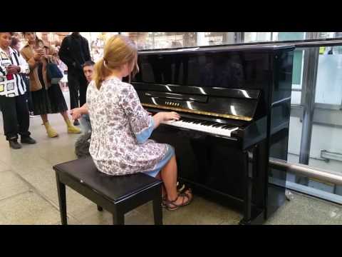 great-reaction-at-pro-pianist-playing-in-st.-pancras-train-station-(part-2)
