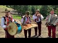 Гуцульські музики на полонині Гуцулка до співання Коломийки Гуцульські музики на полонині Гуцулка до співання Коломийки