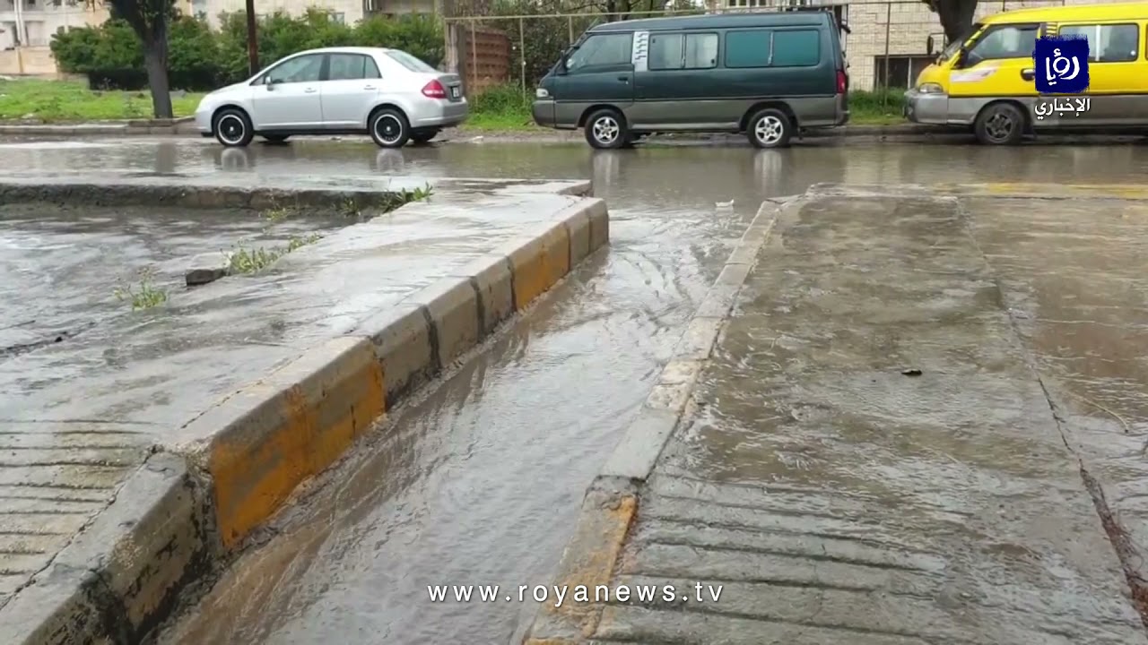 في أول أيام التوقيت الصيفي.. أمطار غزيرة في اربد وارتفاع منسوب المياه في الشوارع