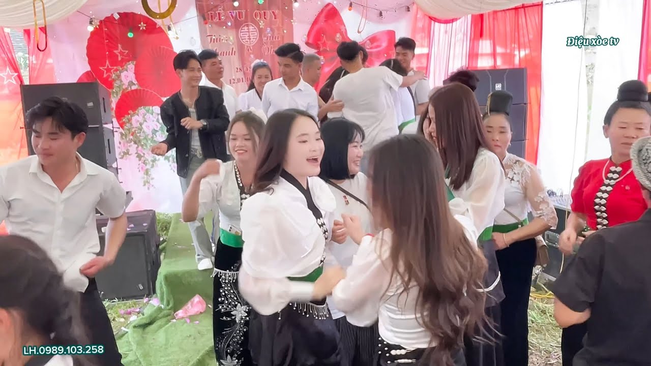 DANCE NHIỆT TÌNH TRONG LỄ VU QUY THU PHƯƠNG & THIÊN PHANH BẢN NÀ AN, MƯỜNG KHOA