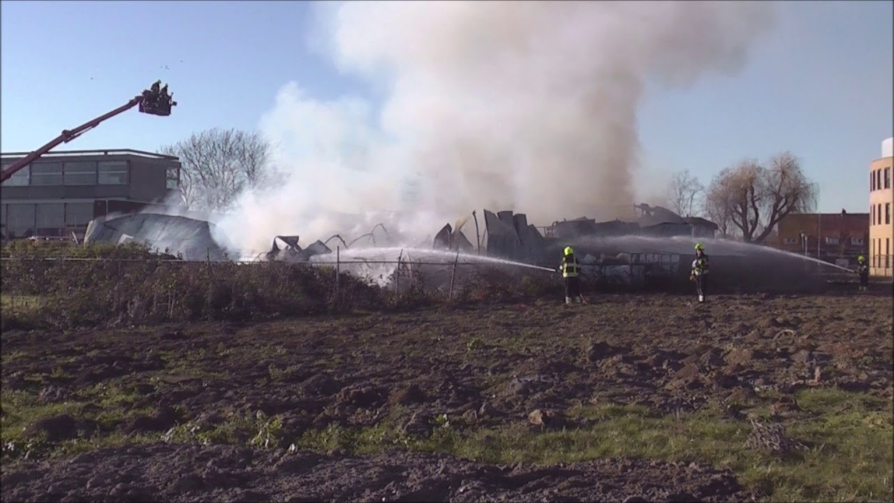 Grote brand legt loods plat met carnavalwagens in Zaltbommel YouTube