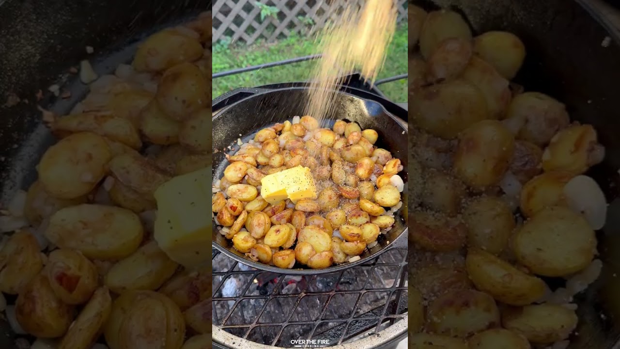 Стейк на гриле с картофелем на сковороде 