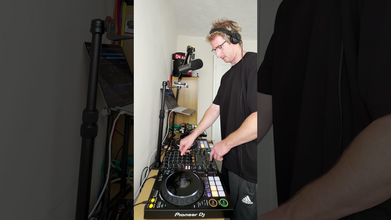 New Music Mix 004: Out now  