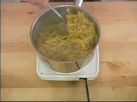 How to Make Pepperoni Ziti for a Diabetic : How to Boil the Pasta for Diabetic Ziti