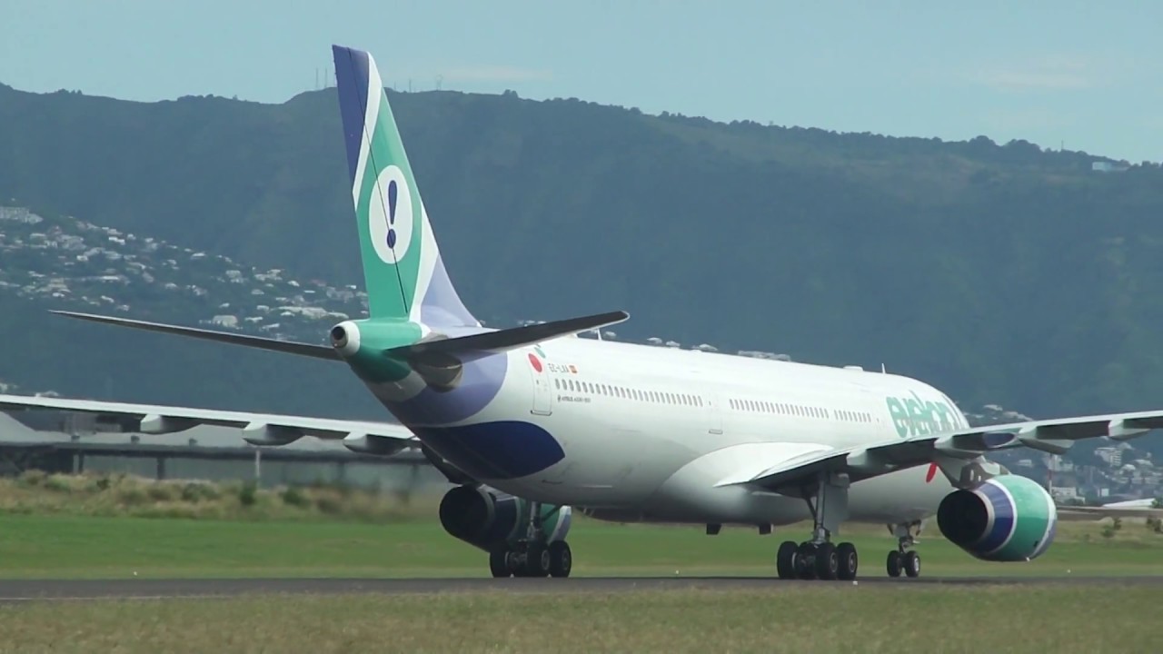 Airbus A330-300 Evelop Airlines EC-LXA @ Roland Garros Airport (RUN)