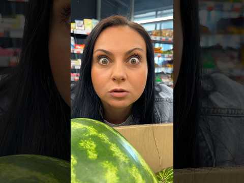 Когда мужчины выбирают арбуз. 😂 Смешное видео. #shorts