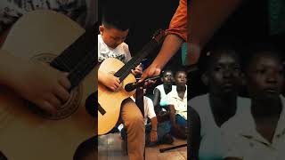 CHANG petit Chinois prodige de la guitare à Abidjan | #shorts video