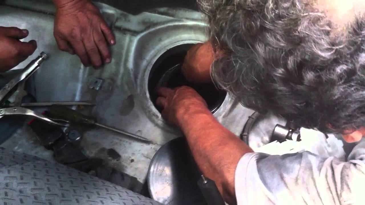 La vía de agua de la gasolina cerca del motor