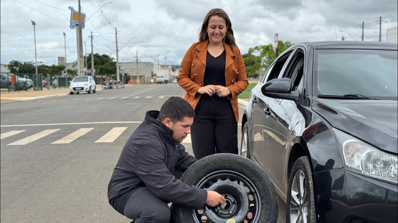 Un homme bienveillant a aidé une femme qui avait un pneu crevé, sans même savoir qui elle était 😱🤭