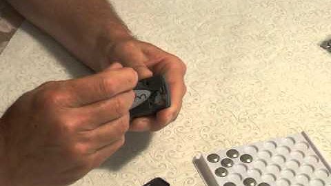How to change the pedometer battery