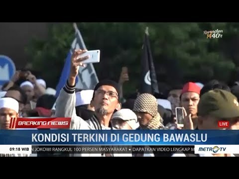 sejak-pagi-massa-mulai-berkumpul-di-depan-gedung-bawaslu