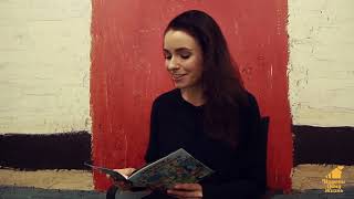 Ирена Понарошку читает русскую народную сказку «Лисичка со скалочкой»