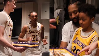 Lakers locker room surprise Spencer Dinwiddie with birthday cake