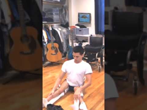 مريض مصاب بشلل نصفي سفلي يرتدي دعامات للساق