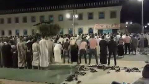 صلاة التراويح من مسجد إمام مالك فى مدينة إمزورن / الحسيمة/ للقارئ توفيق زيان