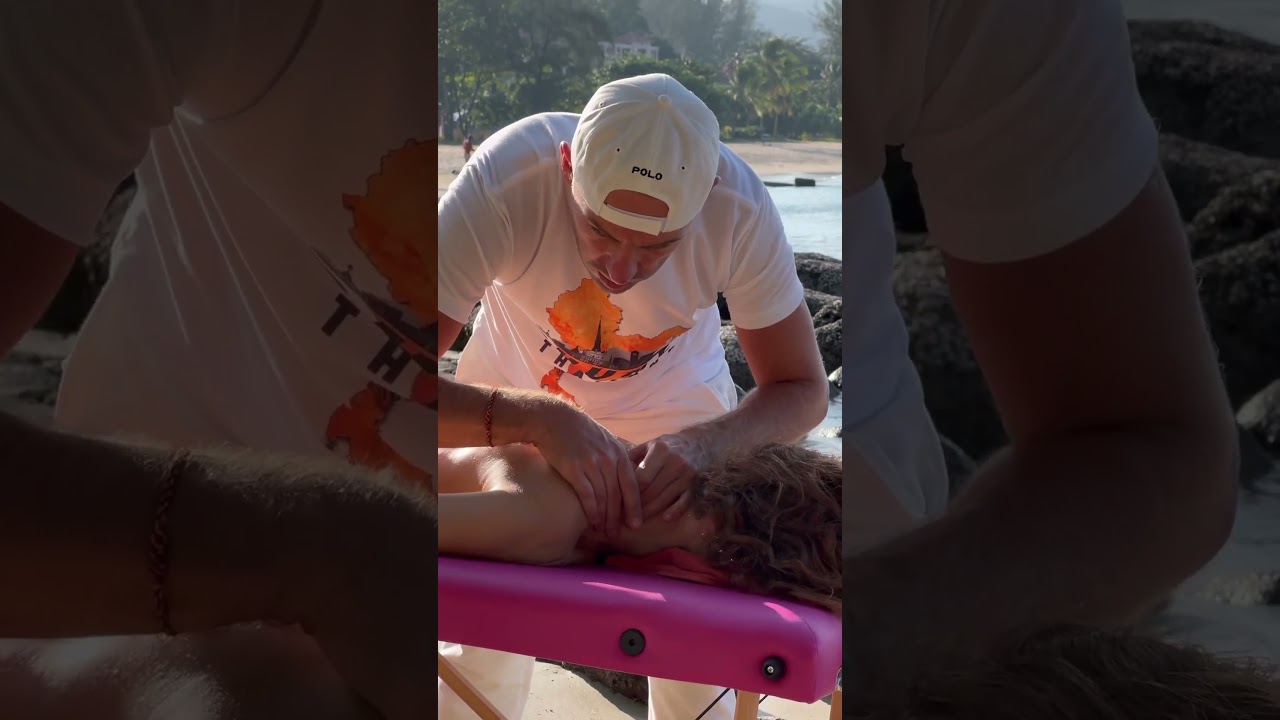 Массаж шеи на пляже 