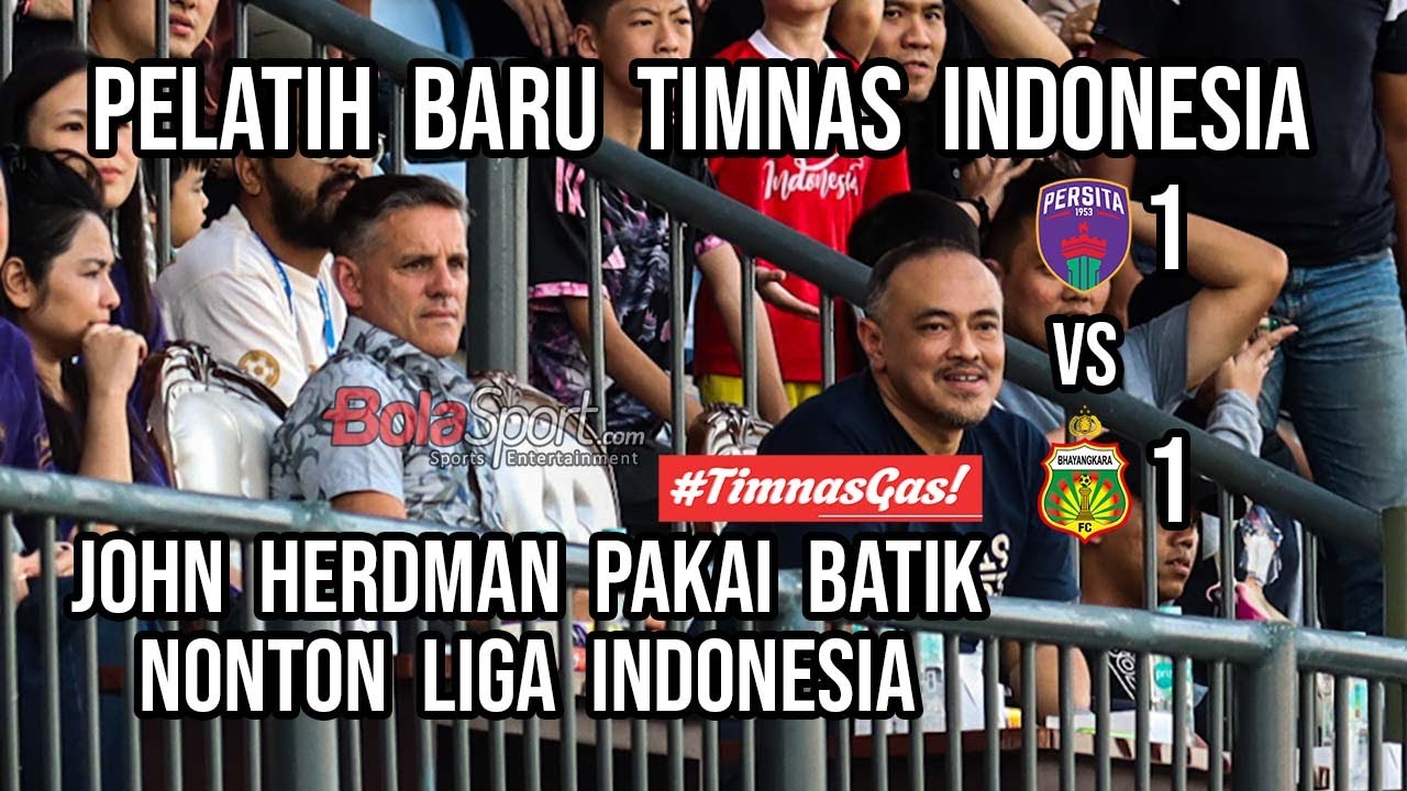 Momen Pelatih Timnas Indonesia John Herdman Pakai Batik Nonton Persita vs Bhayangkara FC