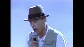 Joseph Beuys canta  Sonne statt Reagan