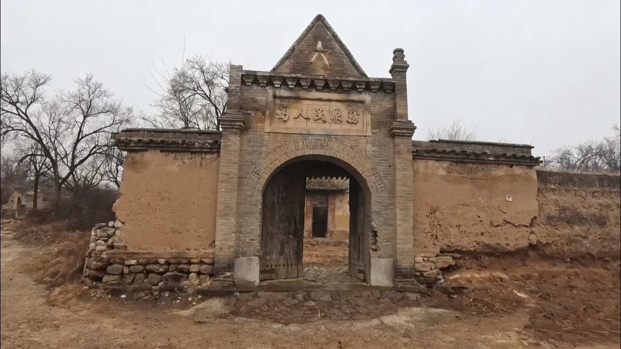 400人的村子僅剩2戶，村委會竟拿墓碑建造，到底發生了什麽？【花花樂遊記】