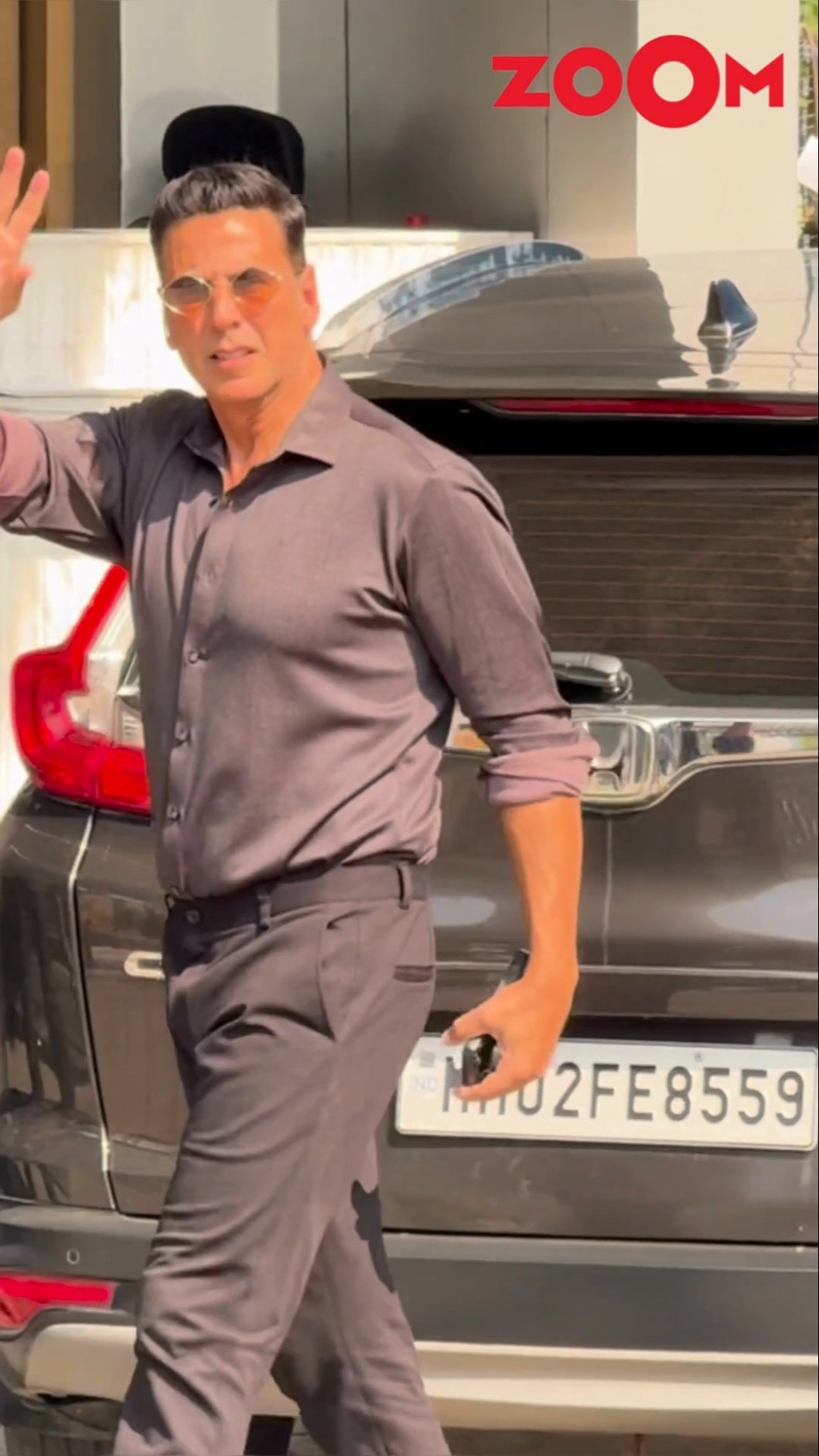 Akshay Kumar QUICKLY greets the paps with a wave at the Kalina Airport #akshaykumar #shorts