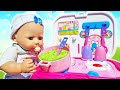 La bebé Annabelle prepara una sopa para bebés. Baby Born en español. Video para niñas pequeñas.