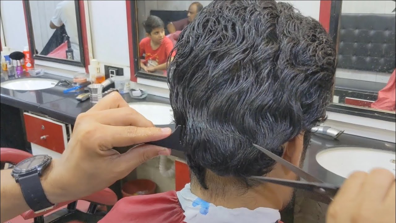 Rahul Gandhi promotes Congress' manifesto at a barber shop in Raebareli; video goes viral