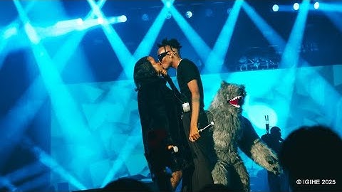 Juno Kizigenza ateruye Ariel Wayz anamusomera ku rubyiniro mu gitaramo cya Davido muri BK Arena