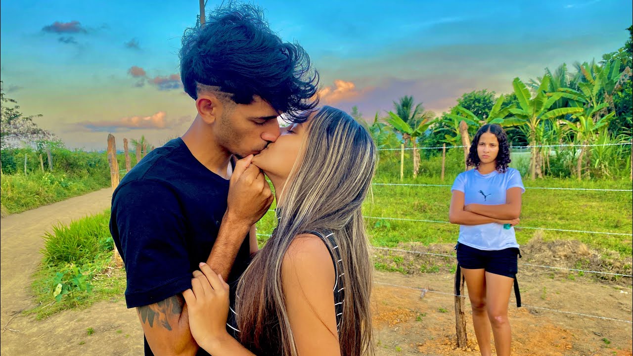 ELA TENTOU ESTRAGAR A FELICIDADE DE SUA AMIGA COM INVEJA 