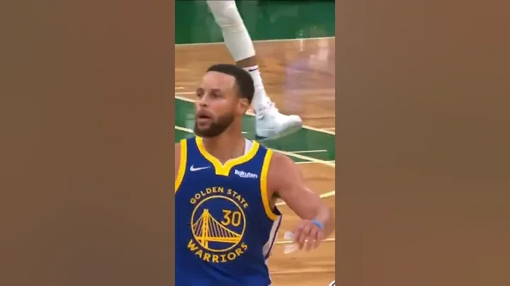 Stephen Curry wants that ring! Pointing to his ring finger taunting the crowd 😤😅