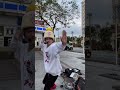 沖縄で路上ライブしてたら...イケオジが乱入してきた