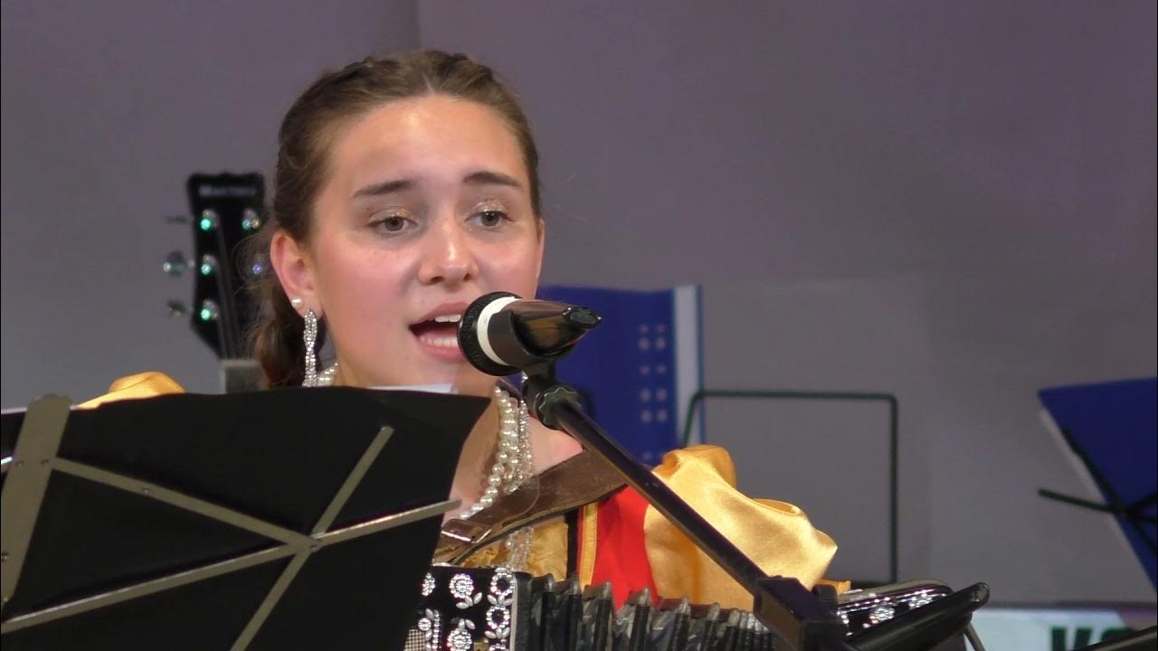 Как деревне нас мама встречает разбор на гармони в цифрах. Гармонист лилия беседина. Деревня мама нас встречает. Как вдеревне нас мама встечала. Как деревни нас мама встречала песни.