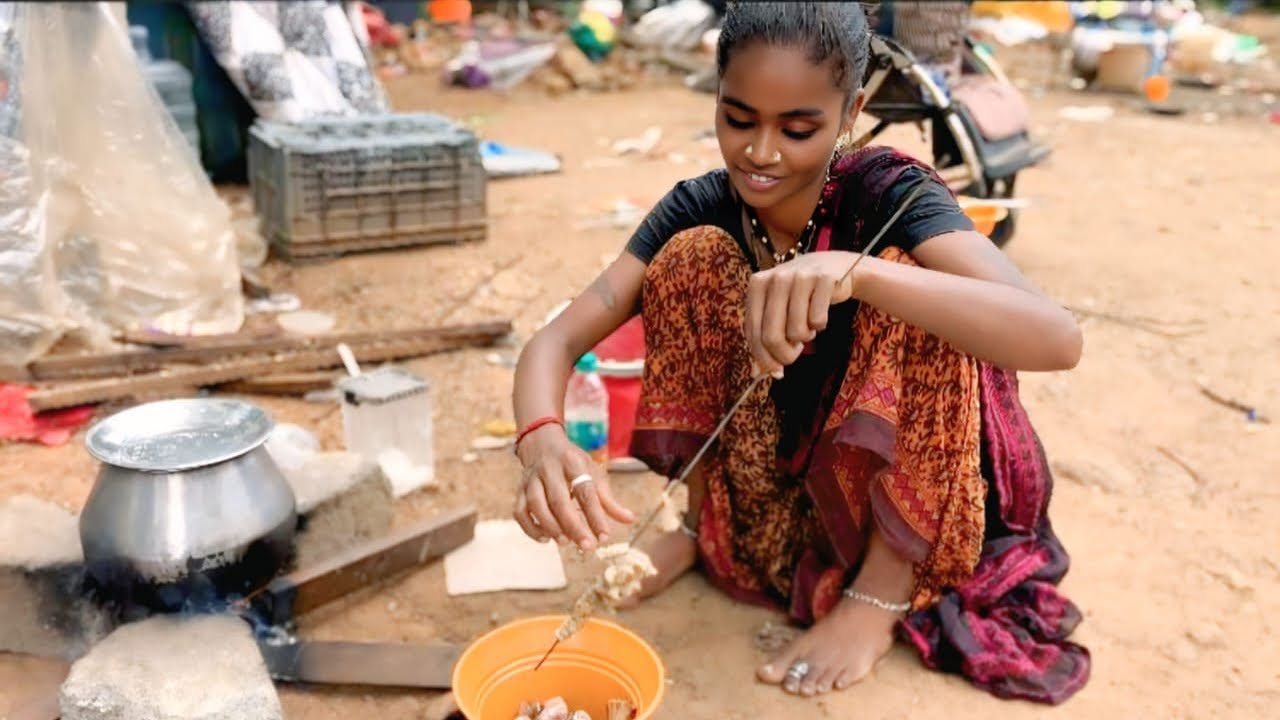 சாலை ஓரம் வாழும் மக்களின் விறகு அடுப்பு சமையல் | ஆட்டுக்கால் பிரியாணி @MRVS728