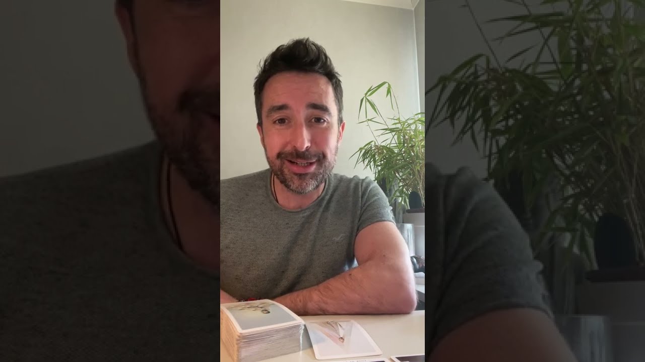 Capricorn/10thHouse 6th-12th June 2022 **THE CROWNLESS AGAIN SHALL BE KING** Tarot Reading