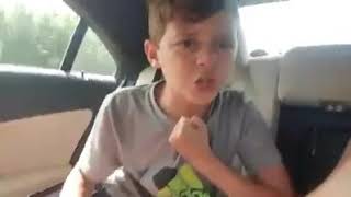 طفل اجنبي يغني لاليبارتي و يبكي بحرقة فديو مؤثر 😢💔